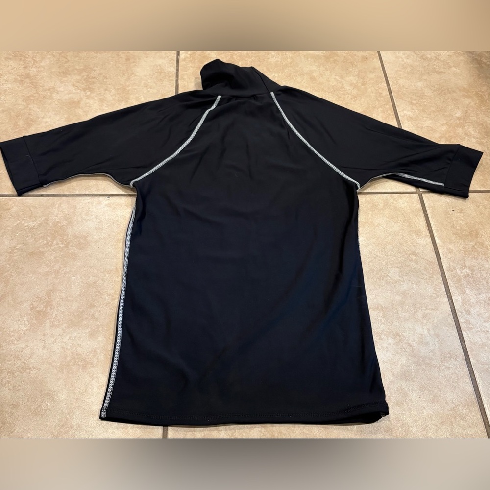 Rip Curl Short Sleeve Rash Guard. Size: Large - Picture 5 of 5